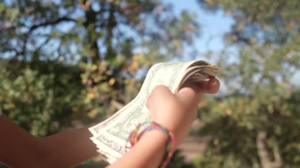 Χέρια Ανταλλαγή Χρημάτων Δώσει Bitcoins Δολάρια Έννοια Σύμβολο Της Οικονομίας — Αρχείο Βίντεο