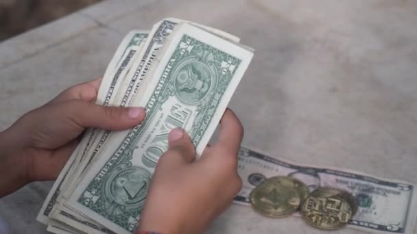 Händer Pengar Utbyte Bitcoins Dollar Begrepp Symbol Ekonomi Företag Mor — Stockvideo