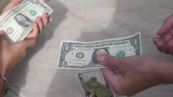 Χέρια Ανταλλαγή Χρημάτων Δώσει Bitcoins Δολάρια Έννοια Σύμβολο Της Οικονομίας — Αρχείο Βίντεο