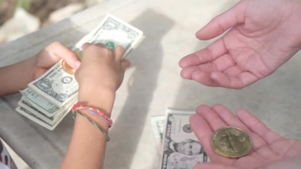 Handen Geld Wisselen Geven Bitcoins Dollar Concept Symbool Economie Business — Stockvideo