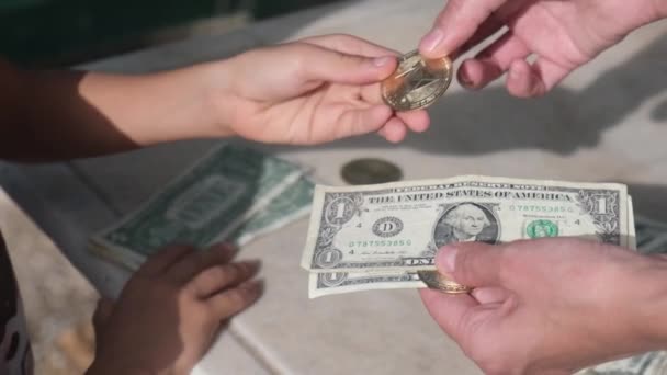 Hände Geldbörse Geben Bitcoins Dollar Konzept Symbol Wirtschaft Mutter Sohn — Stockvideo