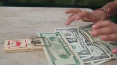 Fare kapanlı el parayı topluyor. Bitcoin dolar sembolü. Ekonomi borç daralması, borç daralması, ipotekler.