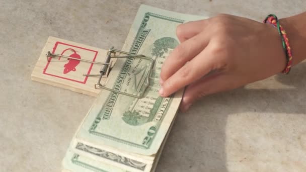Ποντικοπαγίδα Χέρι Picking Χρήματα Bitcoin Μετρητά Σύμβολο Της Οικονομίας Παγίδα — Αρχείο Βίντεο