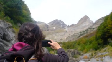 Ormanda sonbahar kış ortamı çocuklar anneleri sağlıklı yürüme oyunu oynuyorlar mutlu aile kavramı.