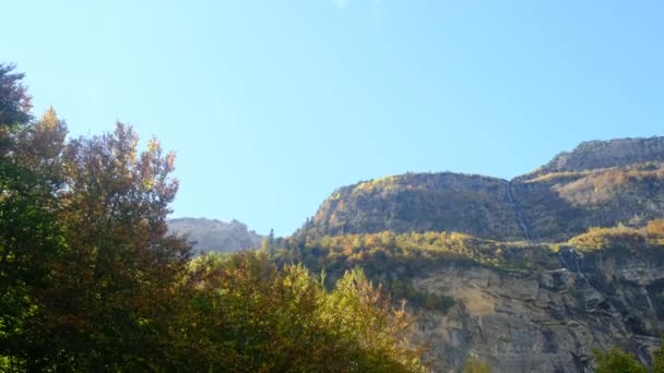Пейзаж Горы Осенью Зимние Цвета Красный Желтый Коричневый Концепция Изменения — стоковое видео