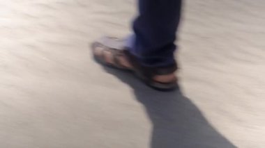 Sahilde yürüyen bir kadının ayakları. 