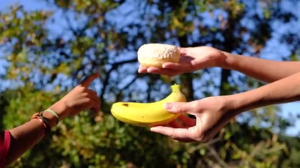 Mãos Mãe Filho Escolhendo Entre Frutas Doces Industriais Donut Fazendo — Vídeo de Stock