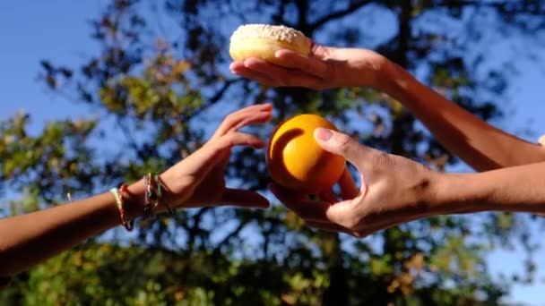 Anne Oğlunun Elleri Meyve Endüstriyel Hamur Işi Donut Arasında Seçim — Stok video