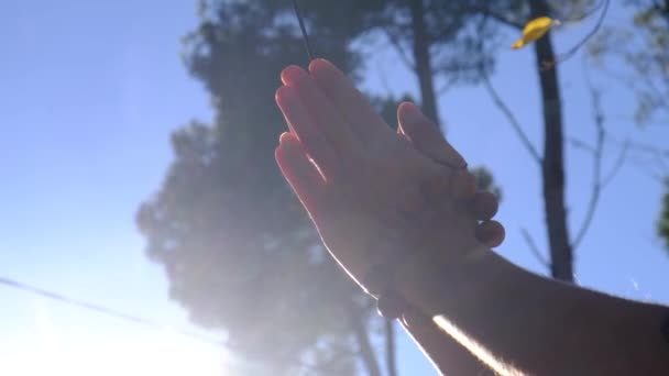 自然環境の中で太陽の光と道教の仏教ロザリオ香と女性の手の概念穏やかな平和静けさマインドフルネスヨガ瞑想ケア — ストック動画