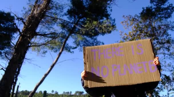 在阳光明媚的日子里 用字体和手签在树间拯救地球 — 图库视频影像