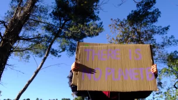 Kind Mit Einem Pappschild Das Den Schutz Der Erde Durch — Stockvideo