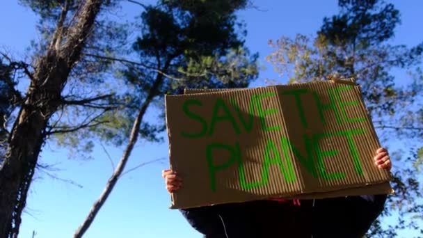 Dziecko Kartonowym Znakiem Twierdząc Ochrona Klimatu Ziemi Odpowiedzialność Środowiska Uratować — Wideo stockowe