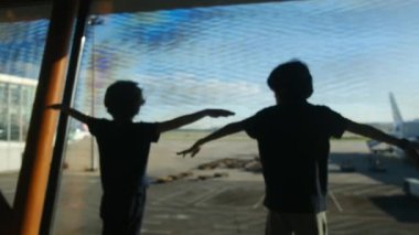 Çocuklar havaalanında eğleniyor.