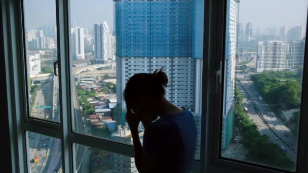Silhouette Femme Triste Près Fenêtre — Video
