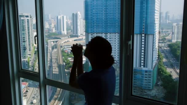 Pencerenin Yanında Dua Eden Kadın Silueti — Stok video