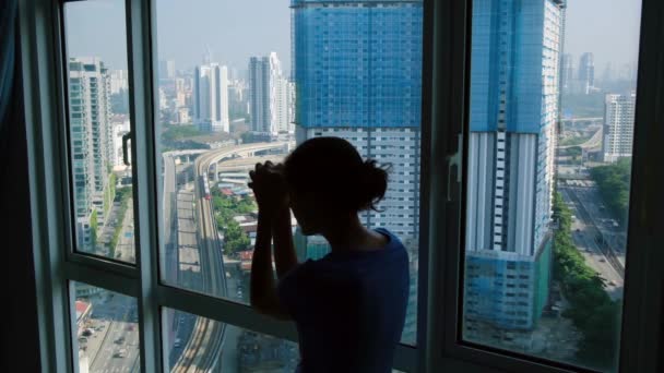 窓の近くで祈っている女性のシルエット — ストック動画