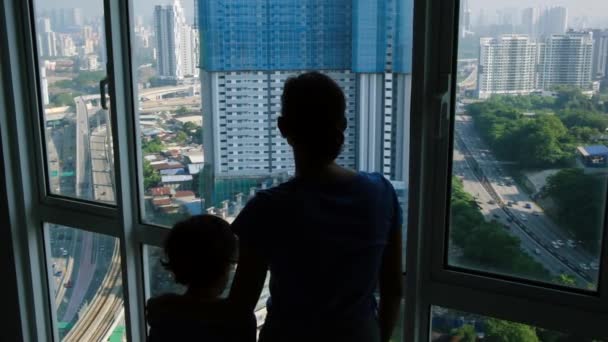 Silhouette Femme Avec Enfant Debout Près Fenêtre — Video