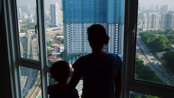 Silhouette Woman Kid Standing Nearly Window — Stock Video