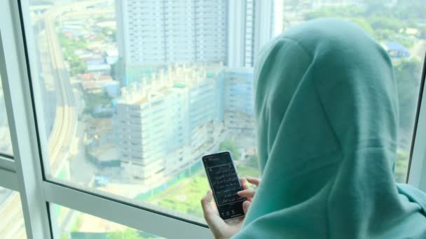 Joven Árabe Musulmana Mujer Hijab Pañuelo Para Cabeza Usando Teléfono — Vídeos de Stock