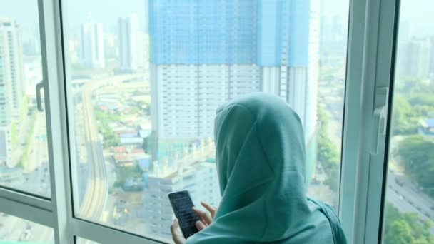 Молодая Арабская Мусульманка Хиджабе Платке Помощью Смартфона Окна — стоковое видео