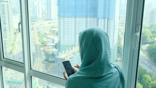 Νεαρή Γυναίκα Αραβικός Μουσουλμάνος Μαντίλα Μαντίλα Χρησιμοποιώντας Έξυπνο Τηλέφωνο Στο — Αρχείο Βίντεο