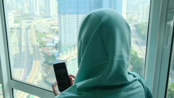 Jovem Árabe Muçulmano Mulher Hijab Lenço Cabeça Usando Telefone Inteligente — Vídeo de Stock