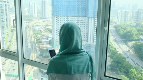 Joven Árabe Musulmana Mujer Hijab Pañuelo Para Cabeza Usando Teléfono — Vídeo de stock