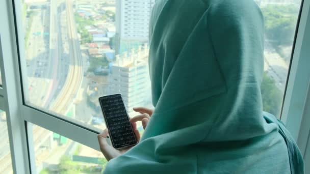 Młody Arabski Muzułmanin Kobieta Chusta Hijab Pomocą Smartfona Domu Pobliżu — Wideo stockowe