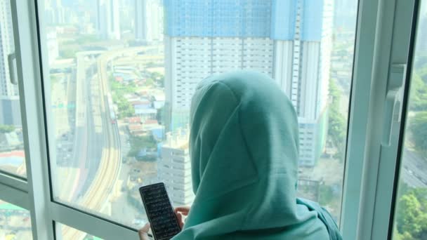 Ung Arabisk Muslimsk Kvinna Slöja Hijab Med Hjälp Smart Telefon — Stockvideo