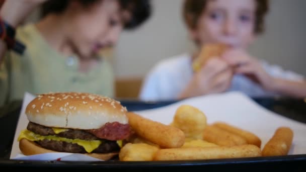 Hamburguesa Fresca Mesa Lindos Niños Comiendo Hamburguesas Fondo — Vídeos de Stock