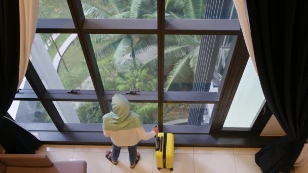 Vue Dessus Femme Touriste Musulmane Debout Près Fenêtre Avec Valise — Video