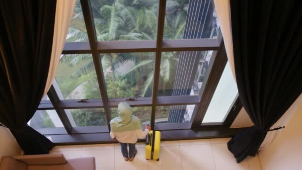 Vue Dessus Femme Touriste Musulmane Debout Près Fenêtre Avec Valise — Video