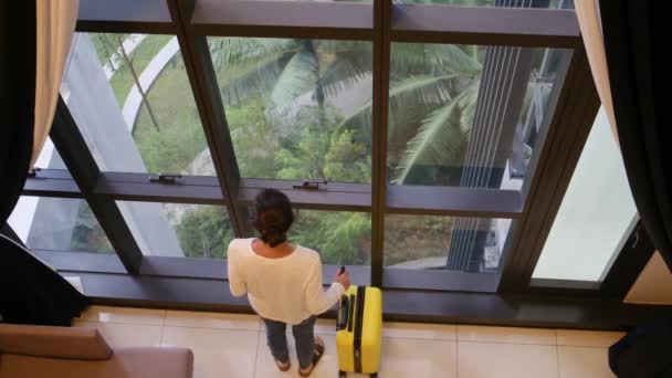 Vue Dessus Femme Touristique Debout Presque Fenêtre Avec Valise — Video