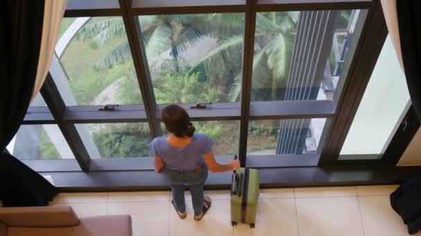 Vue Dessus Femme Touristique Debout Presque Fenêtre Avec Valise — Video