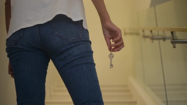 Κοντινό Πλάνο Εστίαση Θηλυκό Χέρι Κρατώντας Κλειδί Του Νέου Σπιτιού — Αρχείο Βίντεο