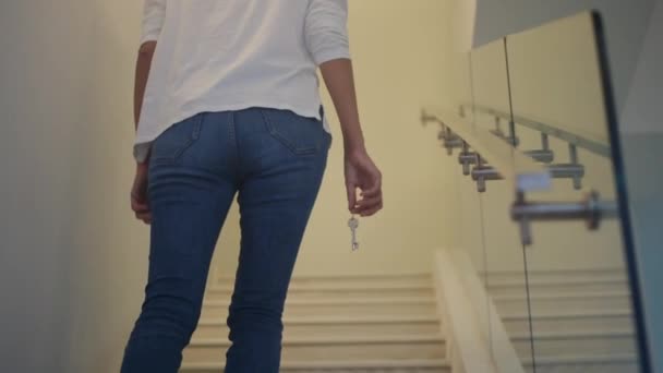 Close Foco Feminino Mão Segurando Chave Nova Casa Escada — Vídeo de Stock