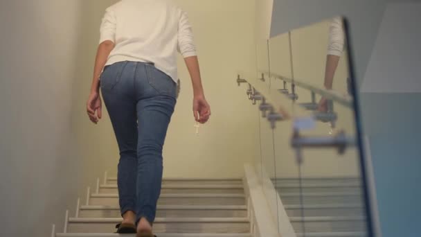 Primer Plano Foco Mano Femenina Sosteniendo Llave Nuevo Hogar Escalera — Vídeos de Stock
