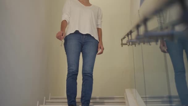 Närbild Fokus Kvinnlig Hand Håller Nyckeln Till Nytt Hem Trappan — Stockvideo