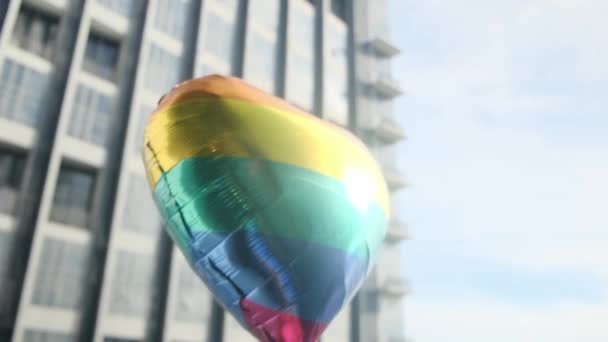 사람에 Lgbtq 자부심의 깃발의 색상에 모양의 평등을 상징하는 — 비디오