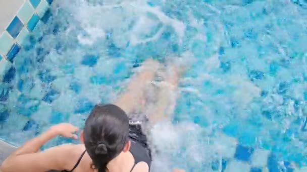 ガールプールでリラックスする若い女性 — ストック動画