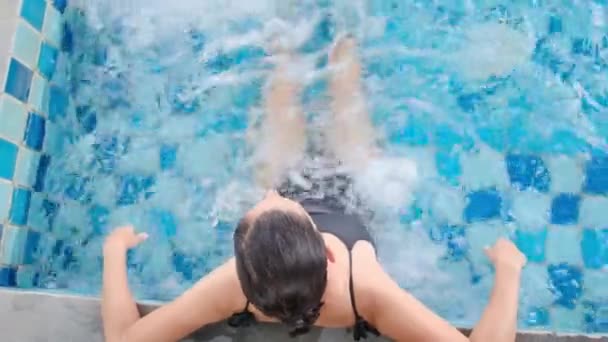 Mujer Joven Relajándose Bañera Hidromasaje — Vídeos de Stock