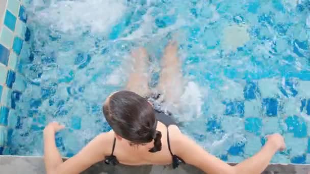 ガールプールでリラックスする若い女性 — ストック動画