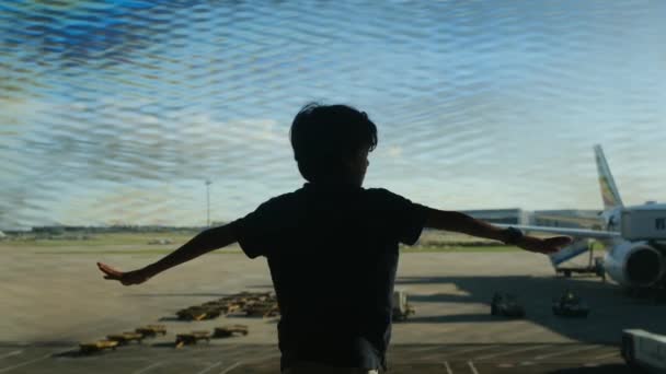 Junge Hat Spaß Flughafen Mit Flugzeug Hintergrund — Stockvideo