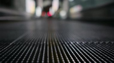 Yürüyen merdiven operasyonuna yakın çekim. Elektrikli merdiven çıkıyor. Platformu kapatın. Metal gri çelik hat.