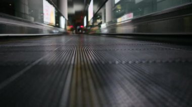 Yürüyen merdiven operasyonuna yakın çekim. Elektrikli merdiven çıkıyor. Platformu kapatın. Metal gri çelik hat.
