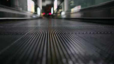 Yürüyen merdiven operasyonuna yakın çekim. Elektrikli merdiven çıkıyor. Platformu kapatın. Metal gri çelik hat.