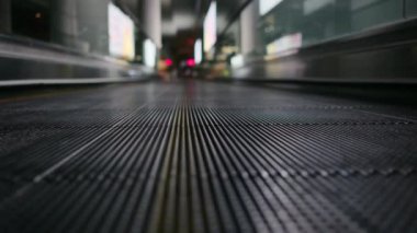 Yürüyen merdiven operasyonuna yakın çekim. Elektrikli merdiven çıkıyor. Platformu kapatın. Metal gri çelik hat.
