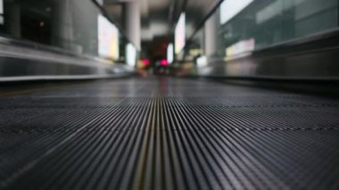Yürüyen merdiven operasyonuna yakın çekim. Elektrikli merdiven çıkıyor. Platformu kapatın. Metal gri çelik hat.