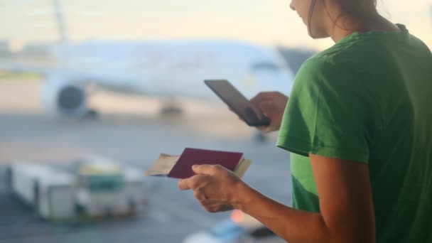 Ταξιδεύοντας Καυκάσια Γυναίκα Περιμένει Στις Πτήσεις Πτήσης Για Επιβίβαση Αεροπλάνο — Αρχείο Βίντεο