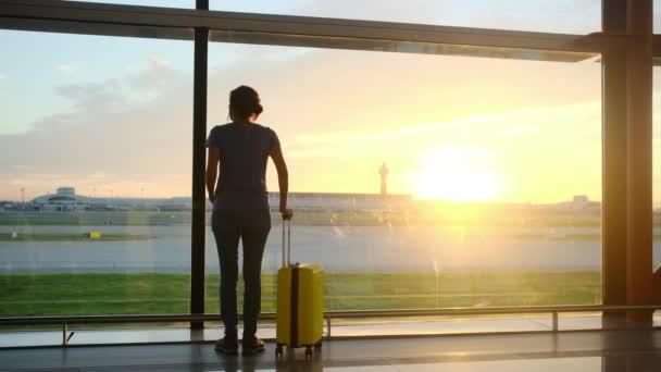 Viajante Mulher Espera Com Sua Mala Pela Janela Aeroporto Olhando — Vídeo de Stock